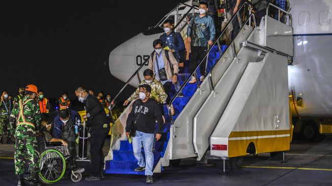 Sejumlah warga negara Indonesia (WNI) yang dievakuasi dari Afghanistan tiba di Bandara Halim Perdanakusuma, Jakarta, Sabtu (21/8/2021) dini hari.  ANTARA FOTO/Galih Pradipta