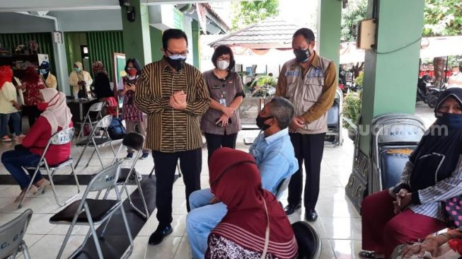 Wakil Wali Kota Yogyakarta Heroe Poerwadi meninjau pembagian KKS di Kantor Kemantren Gondokusuman, Kota Jogja, Jumat (20/8/2021). - (SuaraJogja.id/Muhammad Ilham Baktora)