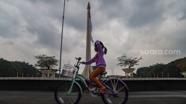 Anak-anak bersepeda di kawasan Taman Mini Indonesia Indah, Jakarta Timur, Sabtu (21/8/2021). [Suara.com/Alfian Winanto]