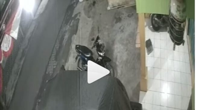 Viral Pencuri Terekam CCTV, Netizen Salfok: Malingnya Sopan