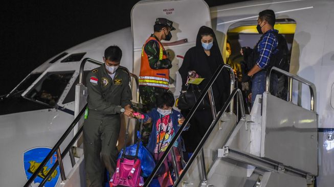 Sejumlah warga negara indonesia (WNI) yang dievakuasi dari Afghanistan tiba di Bandara Halim Perdanakusuma, Jakarta, Sabtu (21/8/2021) dini hari.  ANTARA FOTO/Galih Pradipta