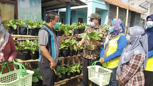 Kreatif, Cara Ibu-Ibu di Purwakarta Bertahan di Tengah Pandemi Covid-19