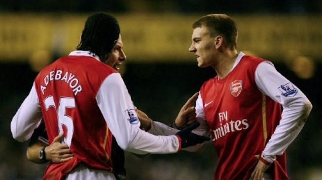 Momen Emmanuel Adebayor dengan Nicklas Bendtner bertengkar. (CARL DE SOUZA / AFP)