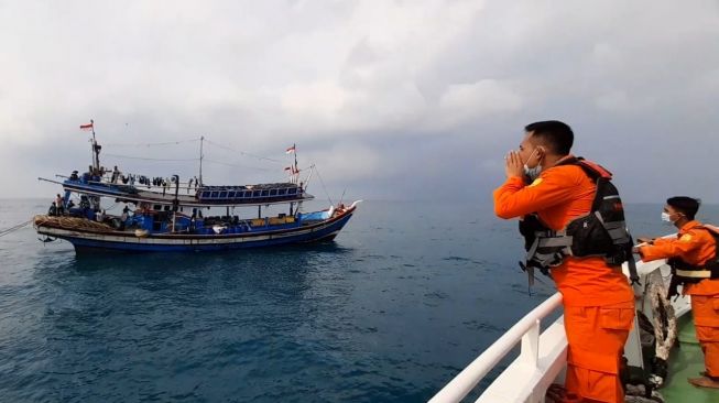 Tim SAR mencari KM EMJ Tujuh yang hilang di perairan Lampung-Bengkulu. [Dok Basarnas Lampung]