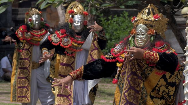 Umat Hindu menampilkan pementasan tarian sakral saat Upacara "Wisuda Bumi" pada Pemberlakuan Pembatasan Kegiatan Masyarakat (PPKM) Level 4 di Pura Agung Jagatnatha, Denpasar, Bali, Minggu (22/8/2021). [ANTARA FOTO/Nyoman Hendra Wibowo]