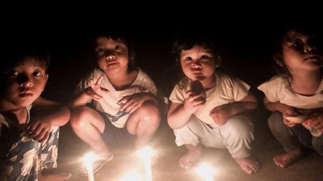 Anak-anak di Kampung Jammeng, Kabupaten Selayar, Sulawesi Selatan masih mengandalkan lilin dan lampu teplok sebagai sumber penerangan. Daerah ini hanya dialiri listrik 4 jam dalam sehari. [SuaraSulsel.id / Lorensia Clara Tambing] 