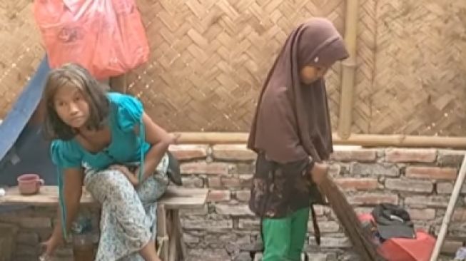 Di Gubuk Kecil, Kisah Haru Bocah SD Bersama Ibu ODGJ, Sang Anak: Senang Bisa Rawat Ibu