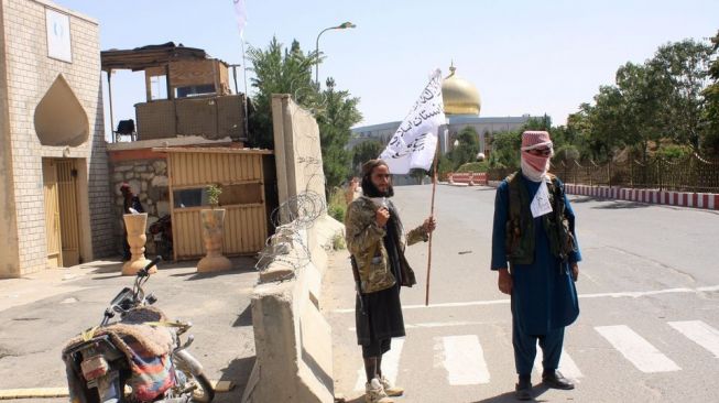 Taliban sedang berjaga. (Reuters/Stringer)