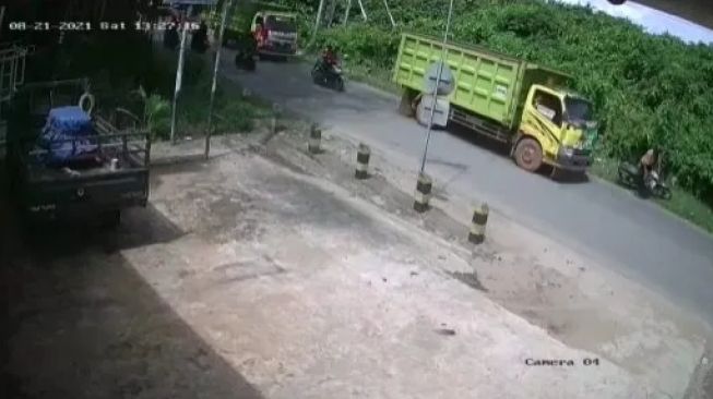 Oleng Melintasi Turunan, Seorang Kakek Terlindas Truk di Ketapang