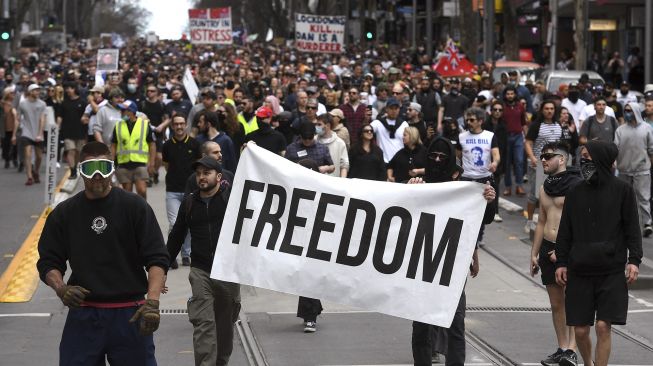 Para pengunjuk rasa berbaris di jalan-jalan selama demonstrasi anti-lockdown di Melbourne, Australia, pada (21/8/2021). [William WEST / AFP]