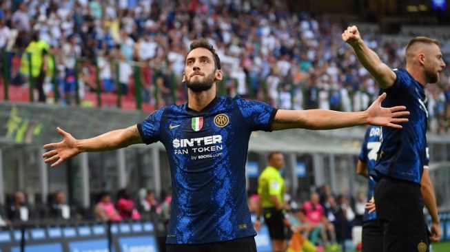 Hakan Calhanoglu Beberkan Alasan Tinggalkan AC Milan dan Pilih Inter Milan