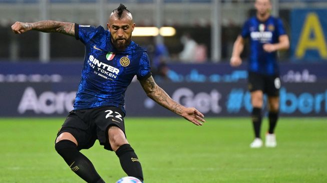 Gelandang Inter Milan Arturo Vidal mengontrol bola selama pertandingan sepak bola Serie A Italia Inter Milan melawan Genoa  di Stadion Giuseppe Meazza, Minggu (22/8/2021) dini hari WIB. MIGUEL MEDINA / AFP