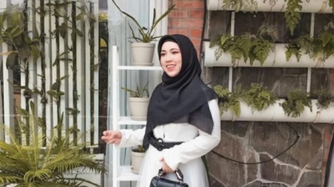 Potret Santi Asoka Ibu Tiri Shireen Sungkar. [Instagram/santiasokamala]