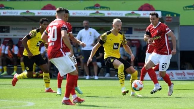 Borussia Dortmund menelan kekalahan dari Freiburg 2-1. (THOMAS KIENZLE / AFP)