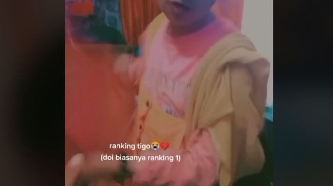 Reaksi emak saat rangking anak turun gegara nilai agama (tiktok)