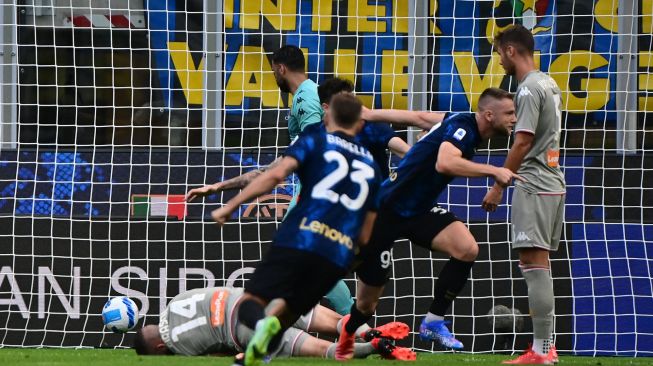 Bek Inter Milan, Milan Skriniar (kedua kanan) mencetak gol selama pertandingan sepak bola Serie A Italia Inter Milan melawan Genoa  di Stadion Giuseppe Meazza, Minggu (22/8/2021) dini hari WIB.MIGUEL MEDINA / AFP