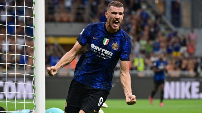 Pemain depan Inter Milan Edin Dzeko merayakan golnya setelah ia mencetak gol selama pertandingan sepak bola Serie A Italia Inter Milan melawan Genoa  di Stadion Giuseppe Meazza, Minggu (22/8/2021) dini hari WIB. MIGUEL MEDINA / AFP