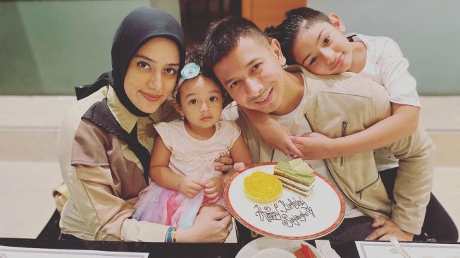 Sonny Septian bersama Fairuz A Rafiq dan dua anaknya, King Faaz A Rafiq dan Queen Eijaz Slofa. [Instagram]