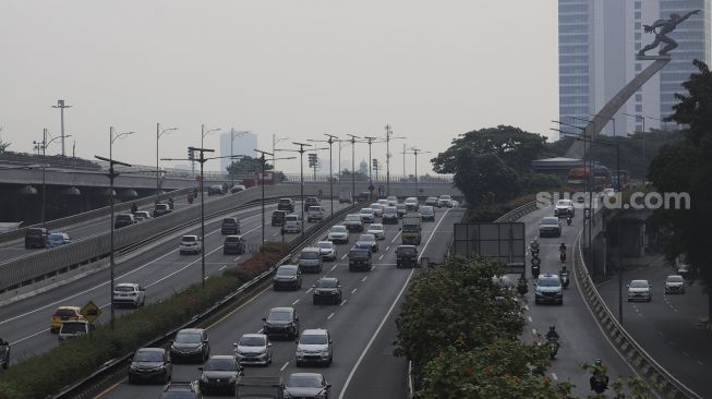 Sejumlah kendaraan melintas di Tol Dalam Kota dan Jalan Gatot Subroto, Jakarta, Senin (23/8/2021). [Suara.com/Angga Budhiyanto]