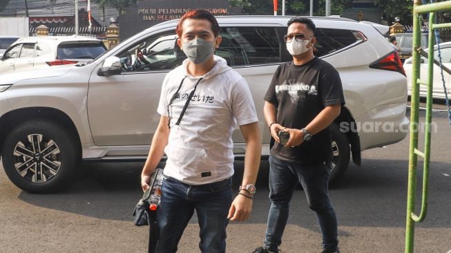 Frans Rizky Aditya atau Kiki The Potters saat datang ke Polres untuk memenuhi panggilan kepolisan di Polres Metro Jakarta Selatan, Senin (23/8/2021). [Suara.com/Alfian Winanto]