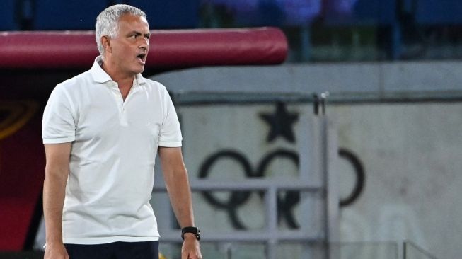 Gestur pelatih AS Roma, Jose Mourinho pada laga Liga Italia kontra Fiorentina di Stadio Olimpico, Roma, Senin (23/8/2021) dini hari WIB. [Alberto PIZZOLI / AFP]