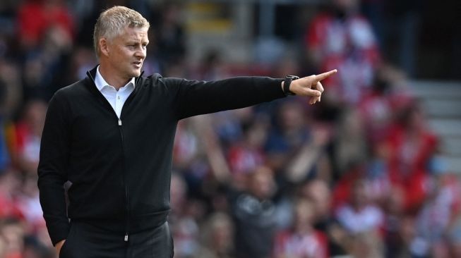 Gestur manajer Manchester United, Ole Gunnar Solskjaer pada laga Liga Inggris kontra Southampton di Saint Mary's Stadium, Minggu (22/8/2021) malam WIB. [GLYN KIRK / AFP]