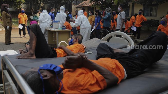 Orang dengan gangguan jiwa (ODGJ) menjalani tes usap (swab test) PCR di Panti Sosial Bina Insan Bangun Daya 2, Cipayung, Jakarta, Senin (23/8/2021). [Suara.com/Angga Budhiyanto]