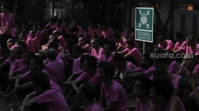 Sejumlah orang dengan gangguan jiwa (ODGJ) berkumpul usai menjalani tes usap (swab test) PCR di Panti Sosial Bina Insan Bangun Daya 2, Cipayung, Jakarta, Senin (23/8/2021). [Suara.com/Angga Budhiyanto]