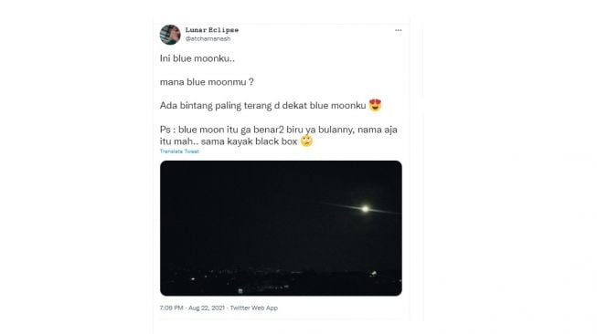 Penampakan Blue Moon, Minggu (22/8/2021). [Twitter]