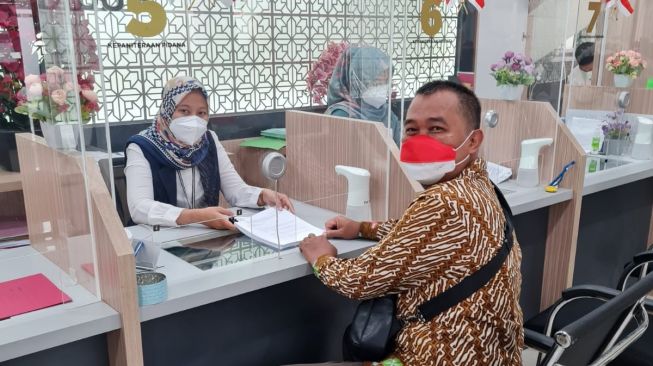 Koordinator MAKI Boyamin Saiman saat melaporkan gugatan terhadap KPK ke PN Jaksel. (Dok MAKI)