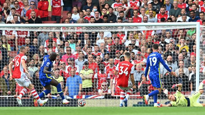 
Striker Chelsea Romelu Lukaku mencetak gol pertama timnya pada debutnya melewati kiper Arsenal Bernd Leno (kanan) selama pertandingan sepak bola Liga Premier Inggris antara Arsenal melawan Chelsea di Emirates Stadium yang rampung Senin (23/8/2021) dini hari WIB.  JUSTIN TALLIS / AFP