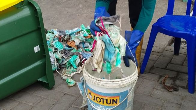 Dalam Sebulan Sampah Masker di Kota Surabaya Hampir Satu Ton