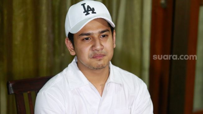 Aktor Syakir Daulay saat ditemui di kawasan Mampang, Jakarta Selatan, Senin (23/8/2021). [Suara.com/Alfian Winanto]