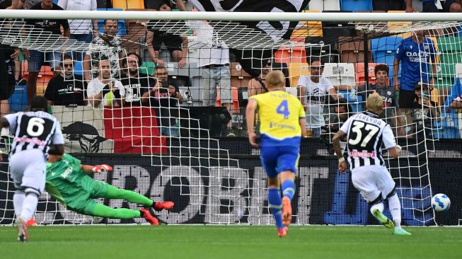 Gelandang Udinese Roberto Pereyra (kanan) mencetak gol penalti selama pertandingan sepak bola Serie A Italia antara Udinese melawan Juventus di Stadion Friuli, Senin (23/8) dini hari WIB. MIGUEL MEDINA / AFP
