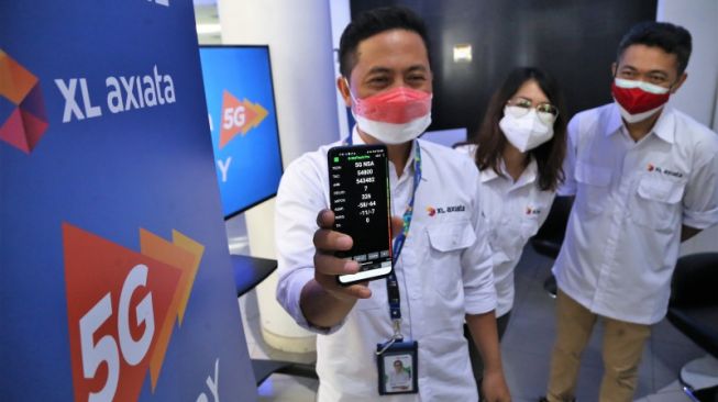 Group Head XL Axiata East Region, Dodik Ariyanto menjelaskan layanan internet 5G kepada pelanggan di XL Center Pemuda, Surabaya, Senin (23/8). [Antara/XL Axiata]