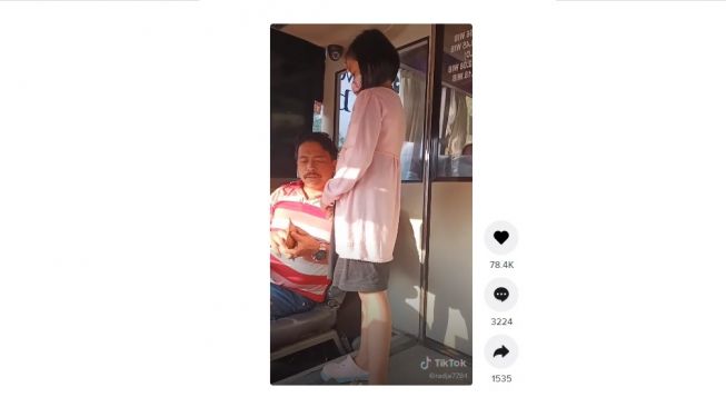 Aksi sopir bus ini bikin haru. [TikTok]