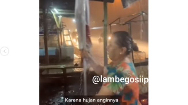 Aksi emak-emak selamatkan bendera Merah Putih (instagram)