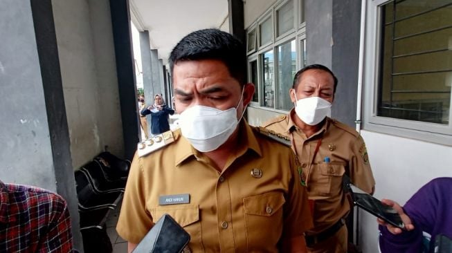 Wali Kota Samarinda, Andi Harun saat meninjau kesiapan vaksin di SMP 22 Samarinda. [Suara.com/Apriskian Tauda Parulian]