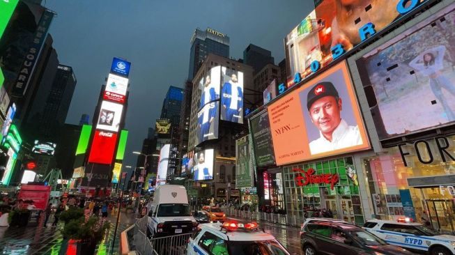 Wajah Gading Marten nampang di Times Square New York. [Instagram]