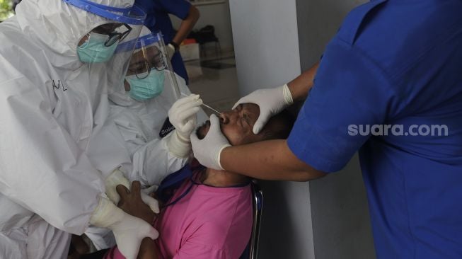 Orang dengan gangguan jiwa (ODGJ) menjalani tes usap (swab test) PCR di Panti Sosial Bina Insan Bangun Daya 2, Cipayung, Jakarta, Senin (23/8/2021). [Suara.com/Angga Budhiyanto]