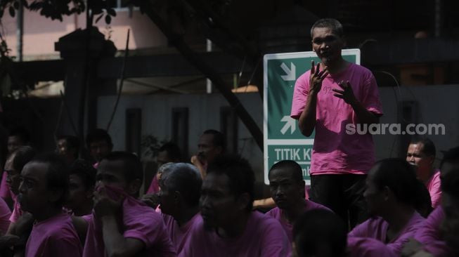 Sejumlah orang dengan gangguan jiwa (ODGJ) berkumpul usai menjalani tes usap (swab test) PCR di Panti Sosial Bina Insan Bangun Daya 2, Cipayung, Jakarta, Senin (23/8/2021). [Suara.com/Angga Budhiyanto]