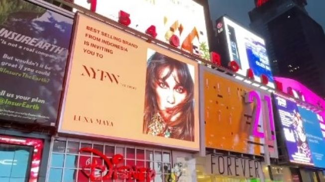 Wajah Luna Maya nampang di Time Square, New York. [Instagram]