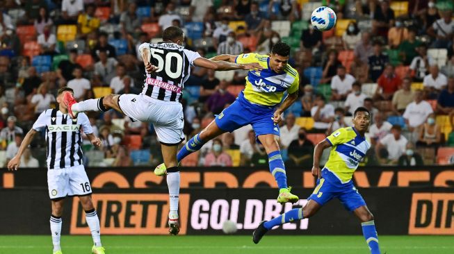 Penyerang Juventus asal Portugal Cristiano Ronaldo menyundul bola selama pertandingan sepak bola Serie A Italia antara Udinese melawan Juventus di Stadion Friuli, Senin (23/8) dini hari WIB. MIGUEL MEDINA / AFP