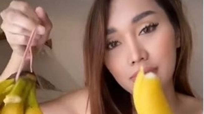 Rekam Makan Pisang, Lucinta Luna Kejutkan Warganet di Gigitan Pertama