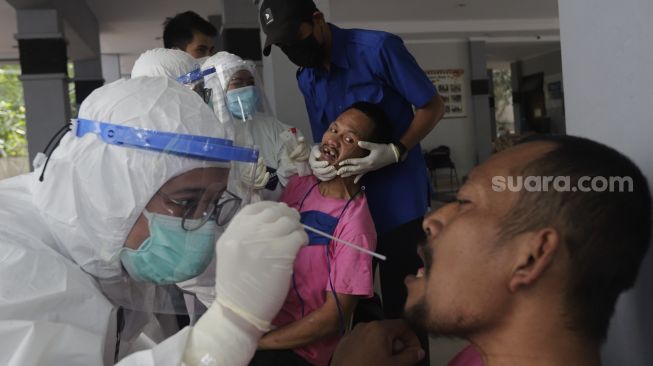 Orang dengan gangguan jiwa (ODGJ) menjalani tes usap (swab test) PCR di Panti Sosial Bina Insan Bangun Daya 2, Cipayung, Jakarta, Senin (23/8/2021). [Suara.com/Angga Budhiyanto]