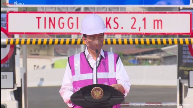 Presiden Joko Widodo (Jokowi) meresmikan enam ruas Jalan Tol dalam Kota Jakarta segmen Kelapa Gading-Pulogebang, Cakung, Jakarta Timur, Senin (23/8/2021). (Foto Tangkapan Layar Youtube Sekretariat Presiden)