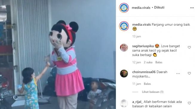 Bocah berbagi ke badut boneka. (Instagram)