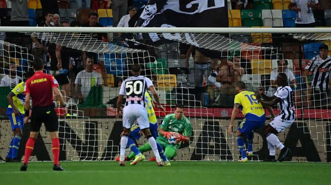 Penjaga gawang Juventus asal Polandia, Wojciech Szczesny (ke-3-kanan) menangkap bola selama pertandingan sepak bola Serie A Italia antara Udinese melawan Juventus di Stadion Friuli, Senin (23/8) dini hari WIB. MIGUEL MEDINA / AFP