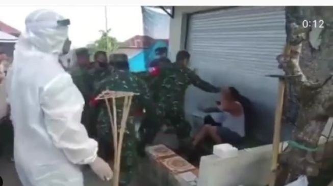 Viral Sejumlah Pria Berseragam TNI Aniaya Warga, Netizen Minta Klarifikasi Panglima