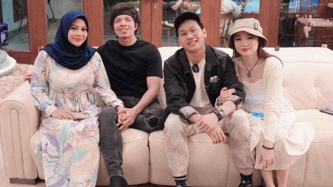 Indrakenz dengan pasangannya Vanessa Khong, bersama Atta Halilintar dan Aurel Hermansyah. [Instagram] 